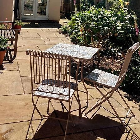 ניוברי Cheerful, Cosy, One Bedroom Home With Patio And Parking מראה חיצוני תמונה