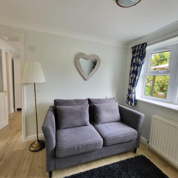 ניוברי Cheerful, Cosy, One Bedroom Home With Patio And Parking מראה חיצוני תמונה
