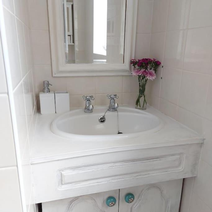 ניוברי Cheerful, Cosy, One Bedroom Home With Patio And Parking מראה חיצוני תמונה