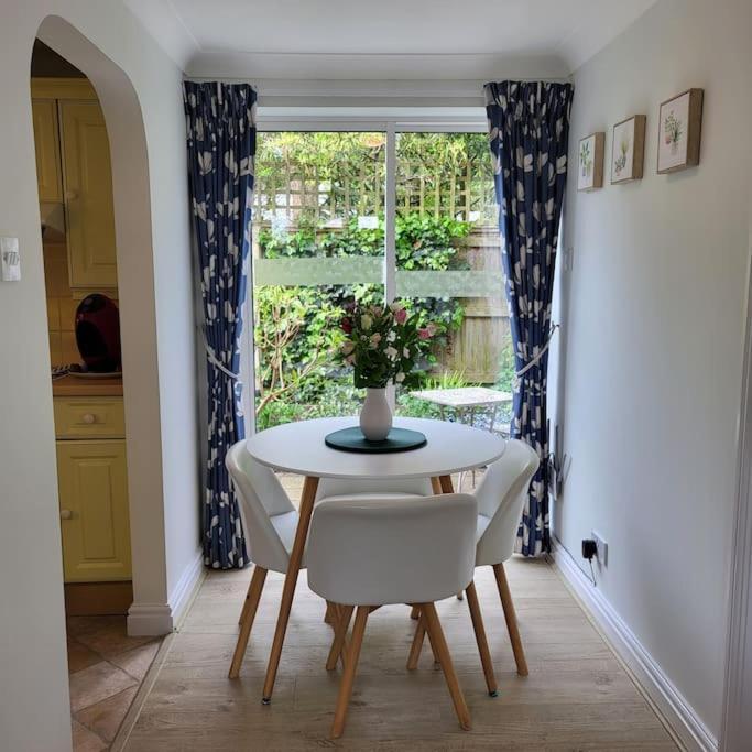 ניוברי Cheerful, Cosy, One Bedroom Home With Patio And Parking מראה חיצוני תמונה