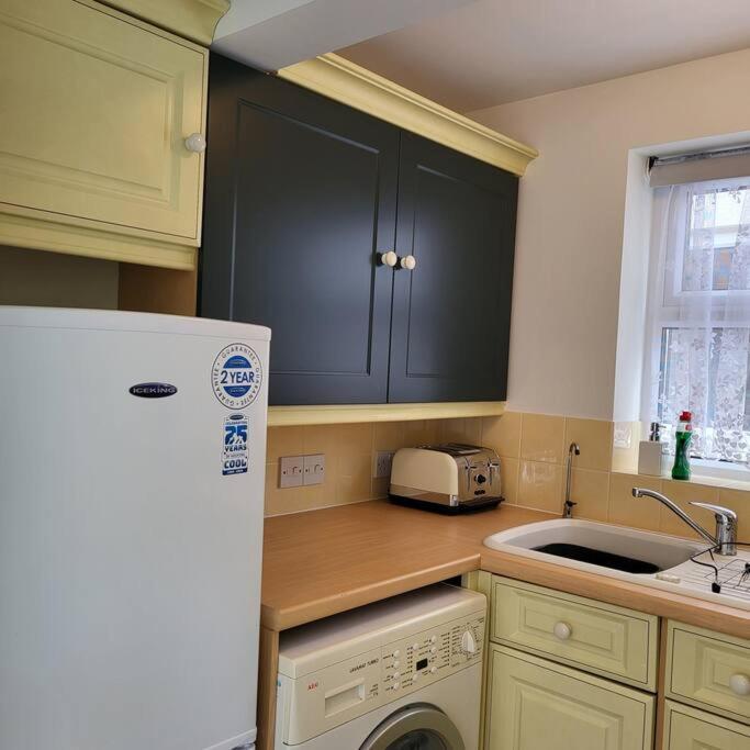 ניוברי Cheerful, Cosy, One Bedroom Home With Patio And Parking מראה חיצוני תמונה