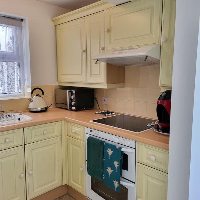 ניוברי Cheerful, Cosy, One Bedroom Home With Patio And Parking מראה חיצוני תמונה